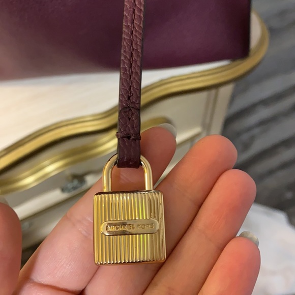 Michael Kors Large Purse - Picture 2 of 8